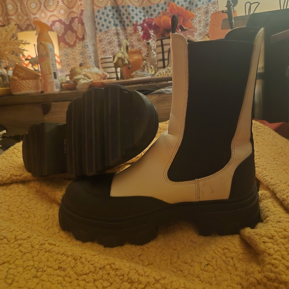 Stylish Black and White Women's Boots - Picture 7 of 8